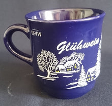 Lade das Bild in den Galerie-Viewer, GLÜHWEINTASSE - Keramik / Steingut, Dorf Haus Häuser Leute Baum Bäume Motiv Dekor