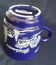 Lade das Bild in den Galerie-Viewer, GLÜHWEINTASSE - Keramik / Steingut, Dorf Haus Häuser Leute Baum Bäume Motiv Dekor