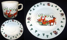 Lade das Bild in den Galerie-Viewer, 2er Set DESSERTTELLER - Porzellan, Weihnachtsmann Schlitten Rentier Schneeflocken Baum Bäume Motiv Dekor