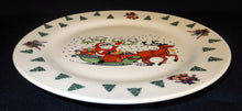 Lade das Bild in den Galerie-Viewer, 2er Set DESSERTTELLER - Porzellan, Weihnachtsmann Schlitten Rentier Schneeflocken Baum Bäume Motiv Dekor