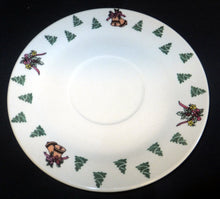 Lade das Bild in den Galerie-Viewer, 2er Set UNTERTASSEN - Porzellan, Schneeflocken Baum Bäume Motiv Dekor