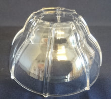 Lade das Bild in den Galerie-Viewer, DESSERTSCHALE - Hartglas, Senkrechte Linien Relief Motiv Dekor