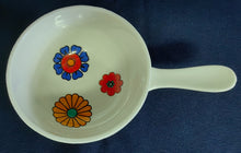 Lade das Bild in den Galerie-Viewer, FLOW CUP MIT GRIFF - Keramik / Steingut, Flora Blumenblüten Motiv Dekor