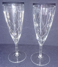 Lade das Bild in den Galerie-Viewer, 2er Set SEKT GETRÄNKEGLÄSER - Kristallglas, Geschliffenes Linien Wellen Motiv Dekor