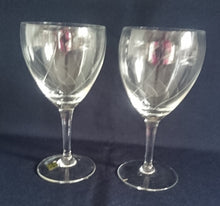 Lade das Bild in den Galerie-Viewer, WEIN~ GETRÄNKEGLAS - Kristallglas, Geschliffenes Linien Wellen Motiv Dekor