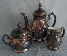 Lade das Bild in den Galerie-Viewer, 5er Set MOCCA KAFFEEKANNE MIT DECKEL & MILCHKÄNNCHEN & ZUCKERDOSE MIT DECKEL - Porzellan, Silber Patiniert Wellen Relief Motiv Dekor