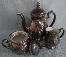 Lade das Bild in den Galerie-Viewer, 5er Set MOCCA KAFFEEKANNE MIT DECKEL & MILCHKÄNNCHEN & ZUCKERDOSE MIT DECKEL - Porzellan, Silber Patiniert Wellen Relief Motiv Dekor