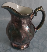 Lade das Bild in den Galerie-Viewer, 5er Set MOCCA KAFFEEKANNE MIT DECKEL & MILCHKÄNNCHEN & ZUCKERDOSE MIT DECKEL - Porzellan, Silber Patiniert Wellen Relief Motiv Dekor