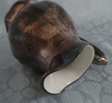 Lade das Bild in den Galerie-Viewer, 5er Set MOCCA KAFFEEKANNE MIT DECKEL & MILCHKÄNNCHEN & ZUCKERDOSE MIT DECKEL - Porzellan, Silber Patiniert Wellen Relief Motiv Dekor