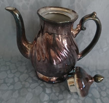 Lade das Bild in den Galerie-Viewer, 5er Set MOCCA KAFFEEKANNE MIT DECKEL & MILCHKÄNNCHEN & ZUCKERDOSE MIT DECKEL - Porzellan, Silber Patiniert Wellen Relief Motiv Dekor