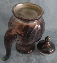 Lade das Bild in den Galerie-Viewer, 5er Set MOCCA KAFFEEKANNE MIT DECKEL & MILCHKÄNNCHEN & ZUCKERDOSE MIT DECKEL - Porzellan, Silber Patiniert Wellen Relief Motiv Dekor