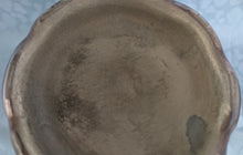 Lade das Bild in den Galerie-Viewer, 5er Set MOCCA KAFFEEKANNE MIT DECKEL & MILCHKÄNNCHEN & ZUCKERDOSE MIT DECKEL - Porzellan, Silber Patiniert Wellen Relief Motiv Dekor