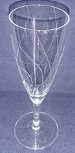 Lade das Bild in den Galerie-Viewer, SEKT GETRÄNKEGLAS - Kristallglas, Geschliffenes Linien Wellen Motiv Dekor