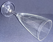 Lade das Bild in den Galerie-Viewer, SEKT GETRÄNKEGLAS - Kristallglas, Geschliffenes Linien Wellen Motiv Dekor