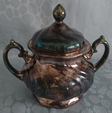 Lade das Bild in den Galerie-Viewer, 5er Set MOCCA KAFFEEKANNE MIT DECKEL & MILCHKÄNNCHEN & ZUCKERDOSE MIT DECKEL - Porzellan, Silber Patiniert Wellen Relief Motiv Dekor