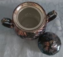 Lade das Bild in den Galerie-Viewer, 3er Set MILCHKÄNNCHEN & ZUCKERDOSE MIT DECKEL - Porzellan, Silber Patiniert Wellen Relief Motiv Dekor