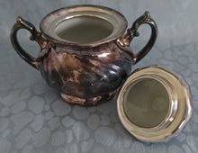 Lade das Bild in den Galerie-Viewer, 5er Set MOCCA KAFFEEKANNE MIT DECKEL & MILCHKÄNNCHEN & ZUCKERDOSE MIT DECKEL - Porzellan, Silber Patiniert Wellen Relief Motiv Dekor