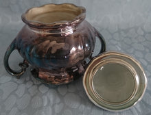 Lade das Bild in den Galerie-Viewer, 5er Set MOCCA KAFFEEKANNE MIT DECKEL & MILCHKÄNNCHEN & ZUCKERDOSE MIT DECKEL - Porzellan, Silber Patiniert Wellen Relief Motiv Dekor