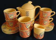 Lade das Bild in den Galerie-Viewer, 3er Set KAFFEEKANNE MIT DECKEL & MILCHKÄNNCHEN "Pasiega" - Keramik / Steingut, Abstrakt Geometrische Zeichen Spirale Linien Motiv Dekor