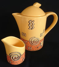 Lade das Bild in den Galerie-Viewer, 3er Set KAFFEEKANNE MIT DECKEL & MILCHKÄNNCHEN "Pasiega" - Keramik / Steingut, Abstrakt Geometrische Zeichen Spirale Linien Motiv Dekor