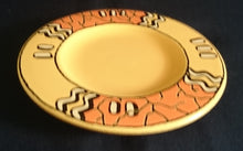 Lade das Bild in den Galerie-Viewer, 2er Set ESPRESSO UNTERTASSEN "Pasiega" - Keramik / Steingut, Abstrakt Geometrische Zeichen Spirale Linien Motiv Dekor