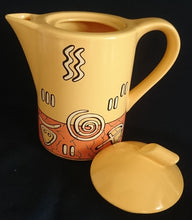 Lade das Bild in den Galerie-Viewer, KAFFEEKANNE MIT DECKEL "Pasiega" - Keramik / Steingut, Abstrakt Geometrische Zeichen Spirale Linien Motiv Dekor (nBC)