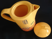 Lade das Bild in den Galerie-Viewer, KAFFEEKANNE MIT DECKEL "Pasiega" - Keramik / Steingut, Abstrakt Geometrische Zeichen Spirale Linien Motiv Dekor (nBC)