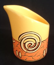 Lade das Bild in den Galerie-Viewer, MILCHKÄNNCHEN "Pasiega" - Keramik / Steingut, Abstrakt Geometrische Zeichen Spirale Linien Motiv Dekor (nBC)