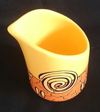 Lade das Bild in den Galerie-Viewer, 3er Set KAFFEEKANNE MIT DECKEL & MILCHKÄNNCHEN "Pasiega" - Keramik / Steingut, Abstrakt Geometrische Zeichen Spirale Linien Motiv Dekor