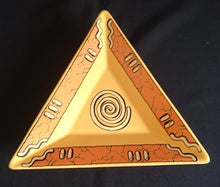 Lade das Bild in den Galerie-Viewer, 2er Set SNACKSCHALEN "Pasiega" - Keramik / Steingut, Abstrakt Geometrische Zeichen Spirale Linien Motiv Dekor