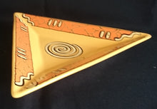Lade das Bild in den Galerie-Viewer, SNACKSCHALE "Pasiega" - Keramik / Steingut, Abstrakt Geometrische Zeichen Spirale Linien Motiv Dekor (BC)
