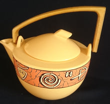 Lade das Bild in den Galerie-Viewer, TEEKANNE MIT DECKEL "Pasiega" - Keramik / Steingut & Holz, Abstrakt Geometrische Gezackte Linien Motiv Dekor (BC)