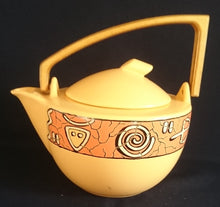 Lade das Bild in den Galerie-Viewer, 3er Set TEEKANNE MIT DECKEL & STÖVCHEN "Pasiega" - Keramik / Steingut & Holz, Abstrakt Geometrische Gezackte Linien Motiv Dekor