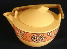 Lade das Bild in den Galerie-Viewer, 3er Set TEEKANNE MIT DECKEL & STÖVCHEN "Pasiega" - Keramik / Steingut & Holz, Abstrakt Geometrische Gezackte Linien Motiv Dekor