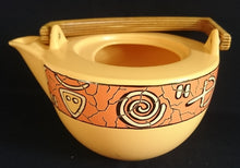 Lade das Bild in den Galerie-Viewer, 3er Set TEEKANNE MIT DECKEL & STÖVCHEN "Pasiega" - Keramik / Steingut & Holz, Abstrakt Geometrische Gezackte Linien Motiv Dekor