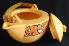 Lade das Bild in den Galerie-Viewer, TEEKANNE MIT DECKEL "Pasiega" - Keramik / Steingut & Holz, Abstrakt Geometrische Gezackte Linien Motiv Dekor (BC)