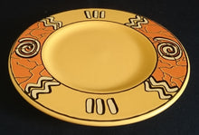 Lade das Bild in den Galerie-Viewer, 2er Set UNTERTASSEN "Pasiega" - Keramik / Steingut, Abstrakt Geometrische Zeichen Spirale Linien Motiv Dekor