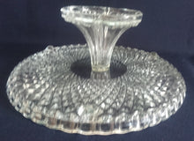 Lade das Bild in den Galerie-Viewer, TORTENPLATTEN ETAGERE - Hartglas, Geometrisches Abstraktes Dreieck Karo Gewölbter Welliger Relief Rand Motiv Dekor