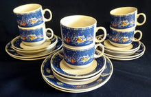 Lade das Bild in den Galerie-Viewer, KAFFEETASSE - Porzellan, Weihnachten Advent Schnee Dorf Haus Tannenbaum Sterne Motiv Dekor, Wellco Design
