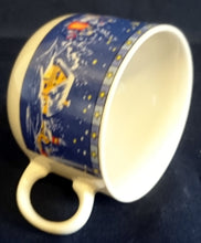 Lade das Bild in den Galerie-Viewer, KAFFEETASSE - Porzellan, Weihnachten Advent Schnee Dorf Haus Tannenbaum Sterne Motiv Dekor, Wellco Design
