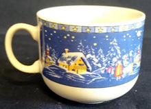 Lade das Bild in den Galerie-Viewer, KAFFEETASSE - Porzellan, Weihnachten Advent Schnee Dorf Haus Tannenbaum Sterne Motiv Dekor, Wellco Design