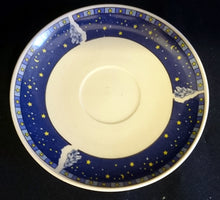 Lade das Bild in den Galerie-Viewer, UNTERTASSE - Porzellan, Weihnachten Advent Schnee Dorf Haus Tannenbaum Sterne Motiv Dekor