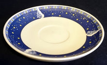 Lade das Bild in den Galerie-Viewer, 2er Set UNTERTASSEN - Porzellan, Weihnachten Advent Schnee Dorf Haus Tannenbaum Sterne Motiv Dekor