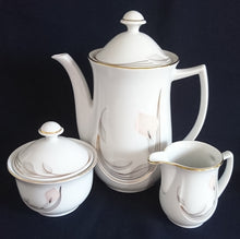 Lade das Bild in den Galerie-Viewer, 5er Set KAFFEEKANNE MIT DECKEL & MILCHKÄNNCHEN & ZUCKERDOSE UND DECKEL - Porzellan, Goldrand Flora Blumenblüte Relief Motiv Dekor