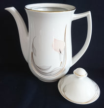 Lade das Bild in den Galerie-Viewer, 5er Set KAFFEEKANNE MIT DECKEL & MILCHKÄNNCHEN & ZUCKERDOSE UND DECKEL - Porzellan, Goldrand Flora Blumenblüte Relief Motiv Dekor