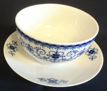 Lade das Bild in den Galerie-Viewer, SAUCIER "Scharffeuer" - Porzellan, Kobalt Abstrakt Indischblau Strohblume Motiv Relieflinien Dekor