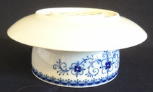 Lade das Bild in den Galerie-Viewer, SAUCIER "Scharffeuer" - Porzellan, Kobalt Abstrakt Indischblau Strohblume Motiv Relieflinien Dekor
