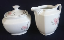 Lade das Bild in den Galerie-Viewer, 3er Set MILCHKÄNNCHEN & ZUCKERDOSE MIT DECKEL - Porzellan, Flora Blumenblüten Pflanzen Blatt Blätter Motiv Dekor