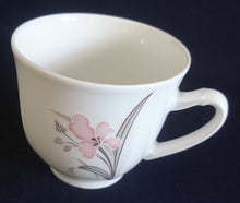 Lade das Bild in den Galerie-Viewer, TEETASSE - Porzellan, Flora Blumenblüten Pflanzen Blatt Blätter Motiv Dekor (BC)