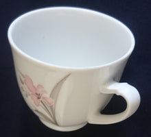 Lade das Bild in den Galerie-Viewer, TEETASSE - Porzellan, Flora Blumenblüten Pflanzen Blatt Blätter Motiv Dekor (BC)